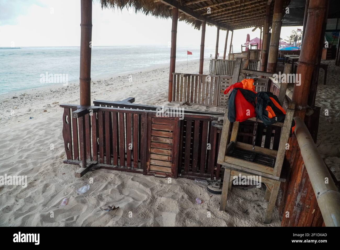 Cerraron tiendas en la playa de Pandawa durante la crisis del coronavirus. Los principales lugares turísticos en la isla turística de Bali en Indonesia siguen cerrados a pesar de la decisión de la autoridad local de reabrir en medio de cada vez más casos Covid-19. El turismo nacional ha sido reabierto desde el 31 de julio de 2020, mientras que el turismo internacional estará abierto el 11 de septiembre de 2020. (Foto de Dicky Bisinglasi / SOPA Images/Sipa USA) Foto de stock