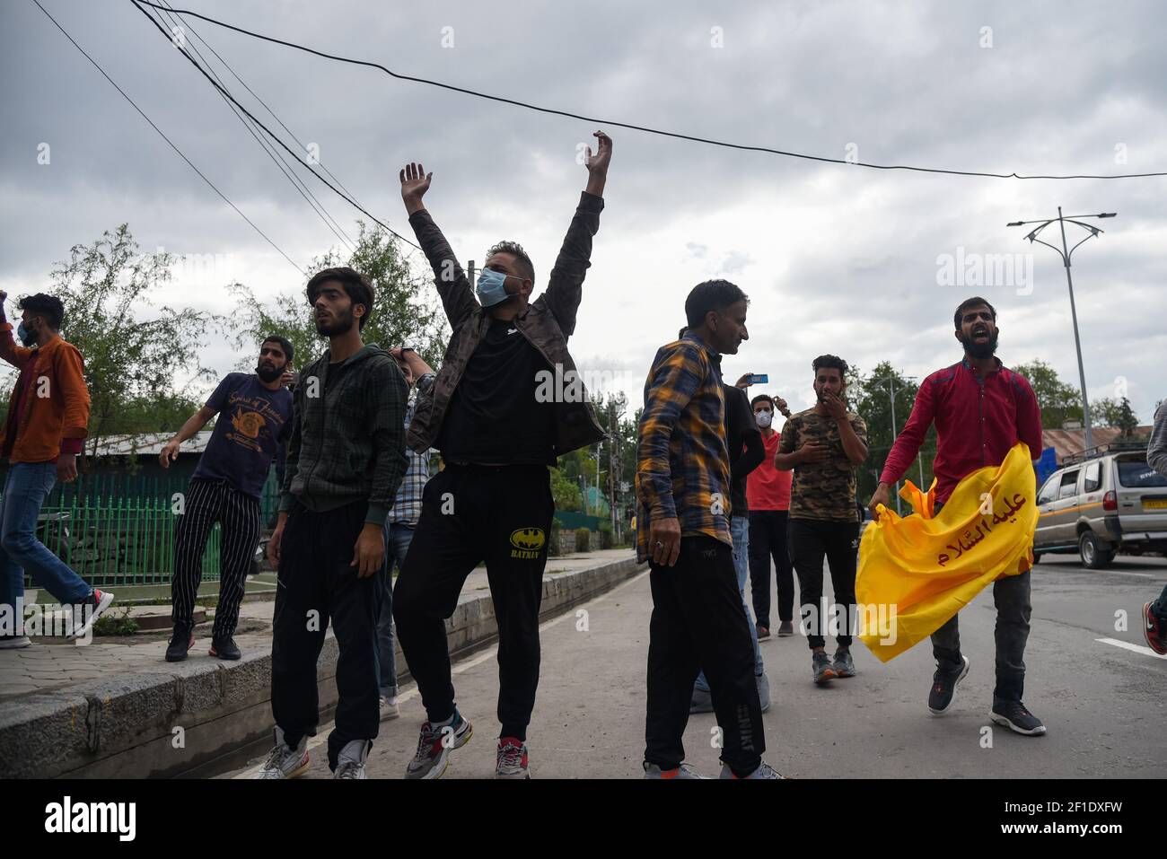 Los lutos chiítas de Cachemira tienen bandera mientras gritan eslóganes religiosos durante la procesión de muharram. Las autoridades impusieron estrictas restricciones en muchas zonas de Srinagar para prohibir la procesión del 8º Muharram. (Foto de Irnes Abbas / SOPA Images/Sipa USA) Foto de stock