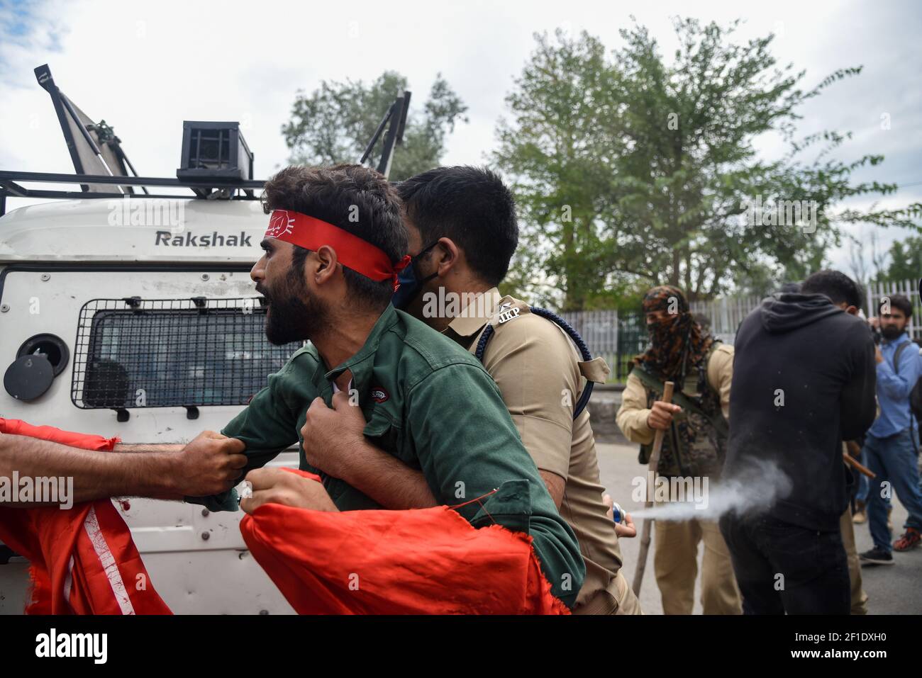 Las fuerzas de la India detuvieron al luto chiíta de cachemira durante la procesión de Muharram. Las autoridades impusieron estrictas restricciones en muchas zonas de Srinagar para prohibir la procesión del 8º Muharram. (Foto de Irnes Abbas / SOPA Images/Sipa USA) Foto de stock