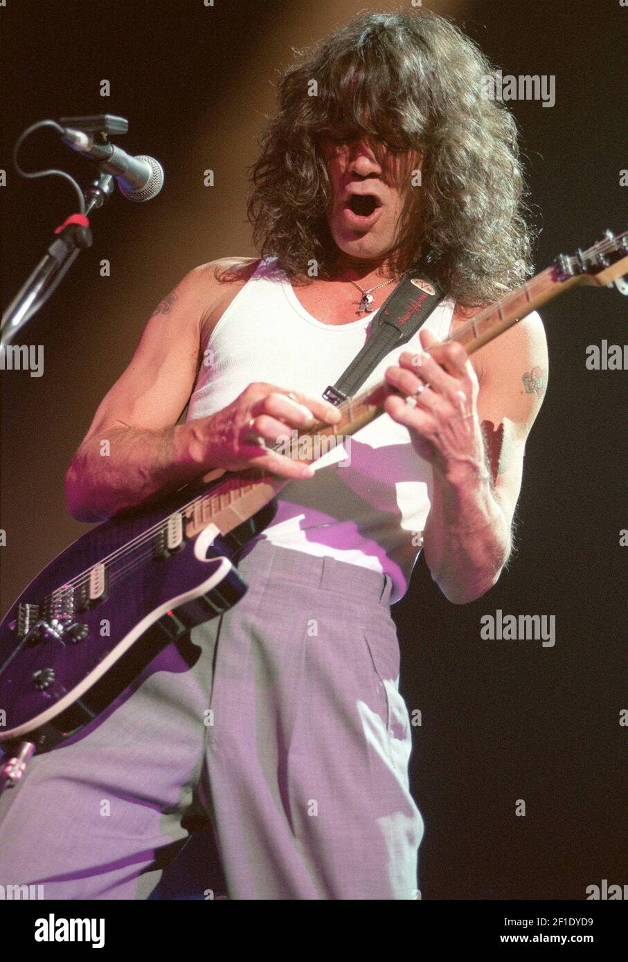 1 de julio de 1998; Phoenix, AZ, EE.UU.; Eddie Van Halen toca una de sus guitarras en Desert Sky Pavilions. Crédito obligatorio: Jim Poulin-USA TODAY NETWORK/Sipa USA Foto de stock