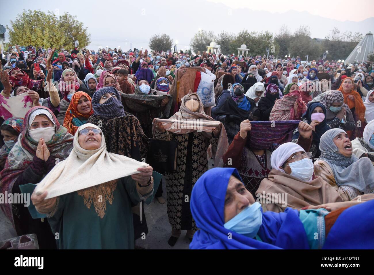 Los devotos musulmanes de Kashmiri levantan sus manos mientras asedian bendiciones mientras el sacerdote principal (no enmarcado) muestra una reliquia Santa en la víspera de Eid-Milad-un-Nabi en el santuario de Hazratbal en Srinagar. En medio de la pandemia del Coronavirus, miles de devotos musulmanes se reunieron en el santuario de Hazratbal en la capital estival Srinagar, que alberga una reliquia que se cree que es un pelo de la barba del Profeta Muhammed, para ofrecer oraciones especiales con ocasión del Eid-e-Milad-un-Nabi, el aniversario del nacimiento del Profeta Islámico Muhammad PBUH. (Foto de Irnes Abbas / SOPA Images/Sipa USA) Foto de stock