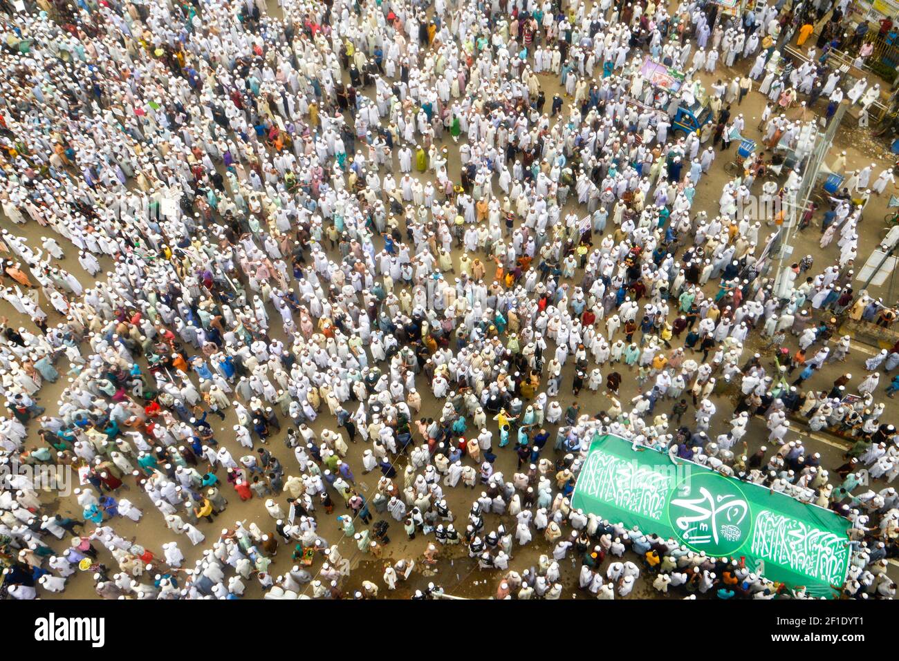 Manifestantes de un partido político islamista se reunieron en gran número mientras protestaban contra Francia en Dhaka. Los musulmanes protestan pidiendo el boicot de los productos franceses y denuncian al presidente Emmanuel Macron por sus comentarios sobre las caricaturas del Profeta Mohammed. (Foto de Piyas Biswas / SOPA Images/Sipa USA) Foto de stock