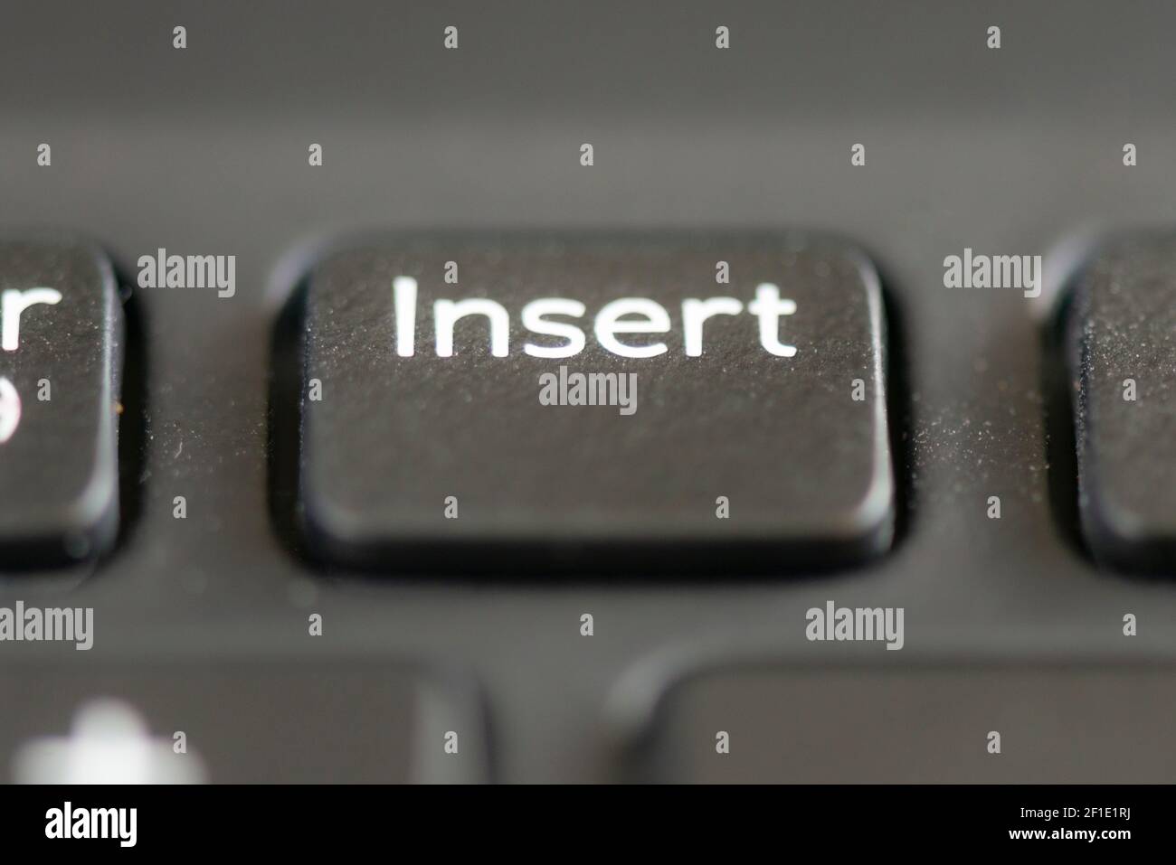 Inserte la tecla en el teclado de un ordenador portátil Fotografía de stock  - Alamy
