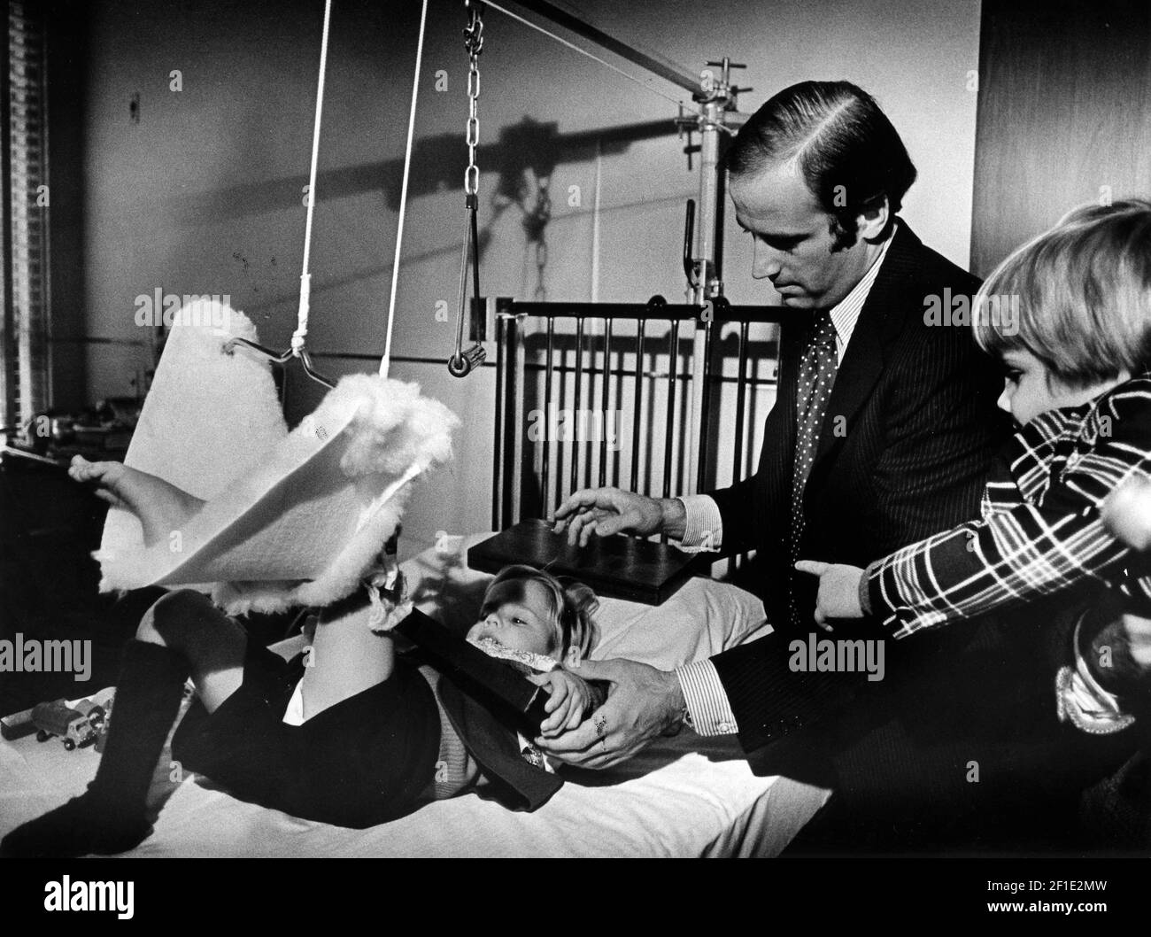 5 de enero de 1973; Wilmington, DE, EE.UU.; Los niños Biden presentan al Senador electo Joe Biden un regalo en la sala del hospital antes de su ceremonia y lo ayudan a abrirlo. Crédito obligatorio: Jodi Cobb/The News Journal-USA TODAY NETWORK/Sipa USA Foto de stock