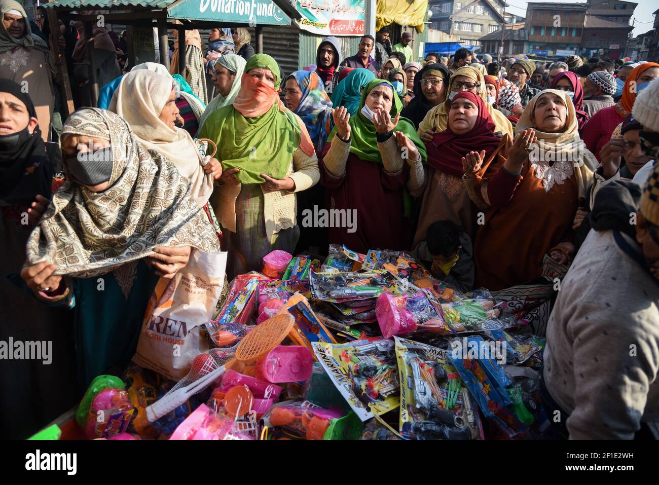 Los devotos musulmanes de Kashmiri lloran mientras asedian bendiciones mientras el sacerdote principal muestra una reliquia Santa de santo venerado durante el Dastagero de pares. En medio de la pandemia de covid-19, miles de devotos musulmanes se reunieron para observar la URS anual del Jeque Hazrat Syed Abdul Qadir Jeelani popularmente conocido como Peer Dastageer en la Cachemira administrada por la India, con oraciones especiales que se celebran en los santuarios de Khanyar y Saraibala en la ciudad. (Foto de Irnes Abbas / SOPA Images/Sipa USA) Foto de stock