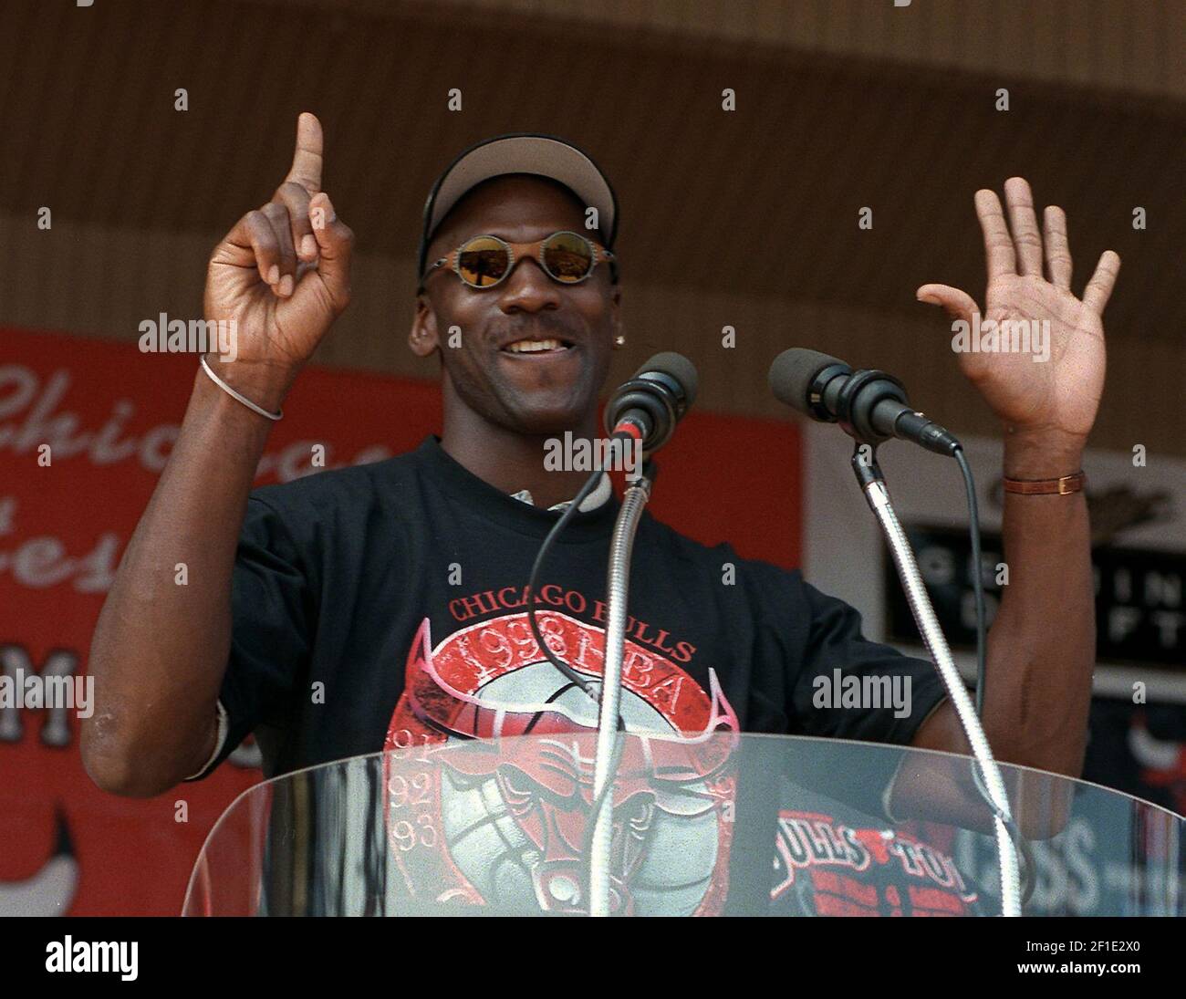 Michael Jordan tiene seis dedos para cada campeonato de Bulls mientras se  dirige a la multitud en el Petrillo Music Shell en Grant Park el 16 de  junio de 1998. (Foto de
