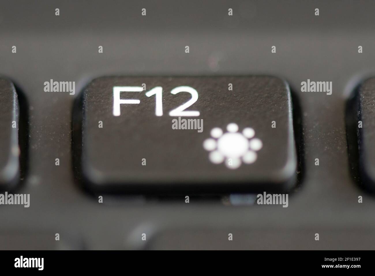 F12 y aumentar el brillo de la tecla en el teclado de un portátil  Fotografía de stock - Alamy