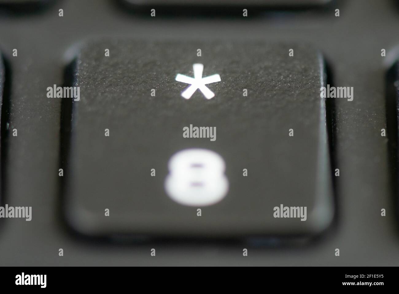 8 y la tecla de asterisco en el teclado de un ordenador portátil Fotografía  de stock - Alamy