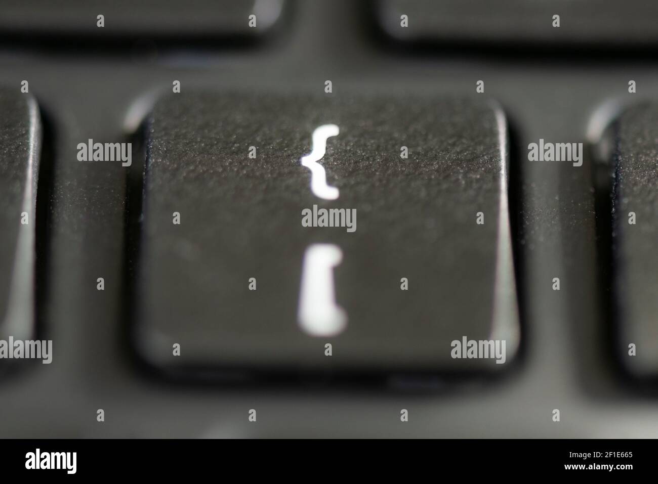 Corchete cuadrado y llave de corchete en el teclado de un portátil Foto de stock