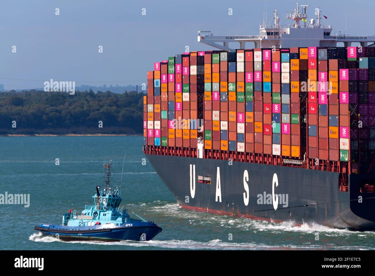 Gran,importación,servicios,envios,Agente,puerto,puerto,Master,lanzamiento,escolta,,piloto Container,enviar,Southampton,Terminal,el Solent,China,Europa,importar,comercio, Foto de stock