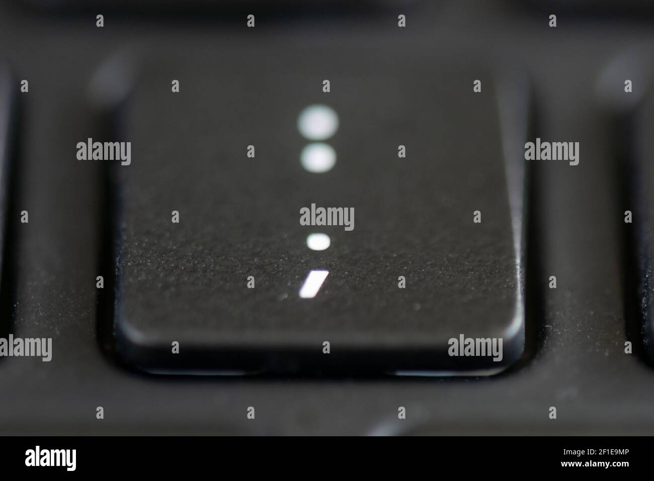 Dos puntos y punto y coma en el teclado de un portátil Fotografía de stock  - Alamy