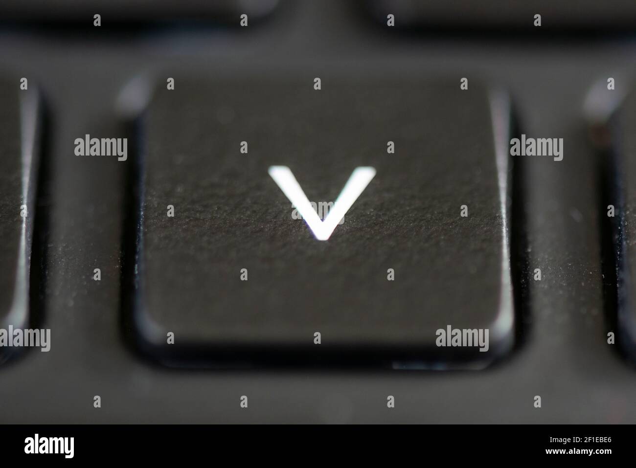 Tecla V en el teclado de un ordenador portátil Fotografía de stock - Alamy