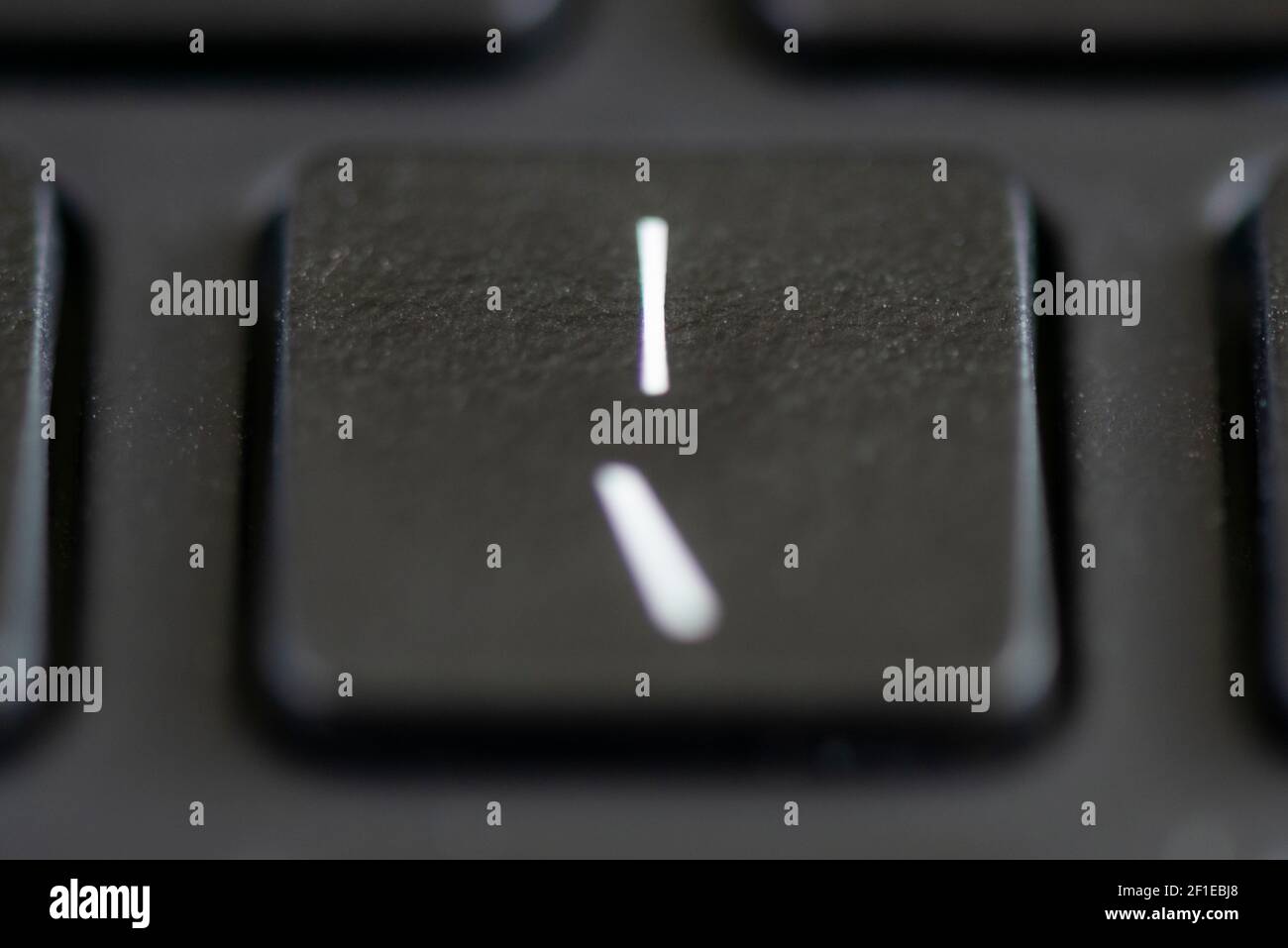 Tecla de barra invertida en el teclado de un portátil Fotografía de stock -  Alamy