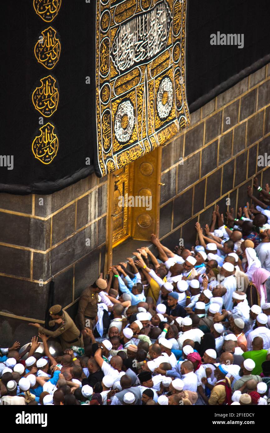 Santo Kaaba. La puerta de la Kaaba - Multazam. Musulmanes orando en la puerta de Kaaba Foto de stock