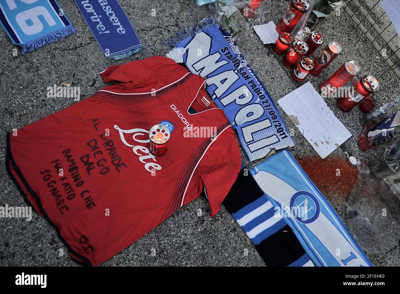Los fans de Nápoles recuerdan a Diego Armando Maradona fuera del estadio de  San Paolo. Italia, 26 de noviembre de 2020 Fotografía de stock - Alamy