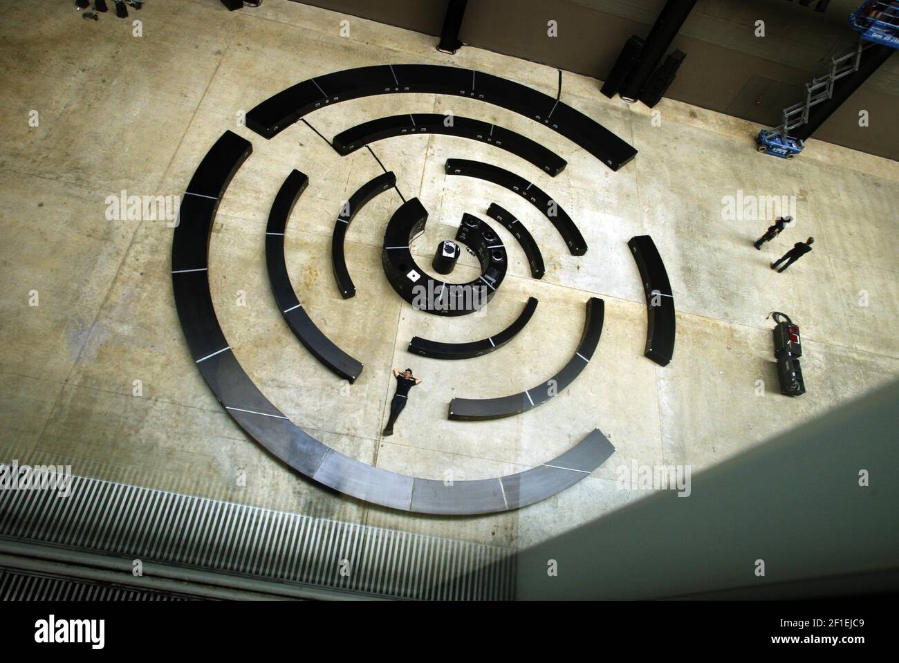 Como parte de UBS Openings: The Long Weekend, el festival de cuatro días de Tate Modern para el May Bank Holiday, el artista Mathieu Briand ha creado un enorme estudio experimental de grabación de sonido y espacio de actuación, 'The Spiral', que llena la imagen de Turbine Hall David Sandison Foto de stock