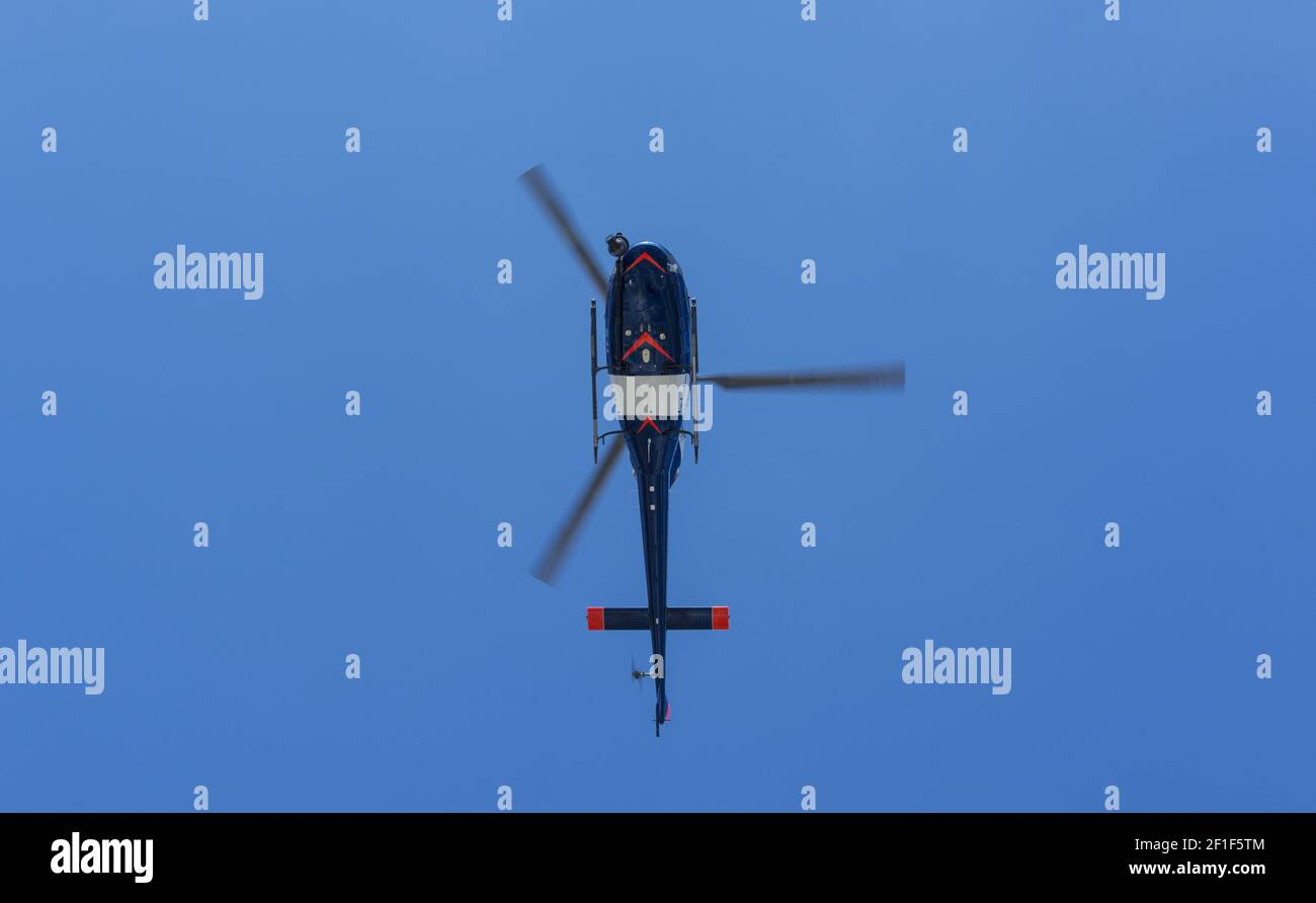 Helicóptero de cámara desde la vista de abajo derecha Foto de stock