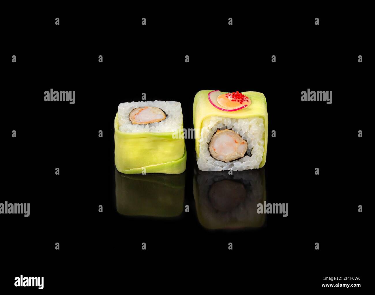 rollitos de sushi sobre fondo negro, cocina japonesa. Foto de stock
