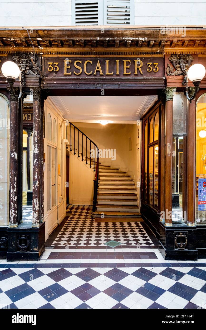 Escalera en el paso cubierto - Vero-Dodat en el distrito 1st, París, Isla de Francia, Francia Foto de stock