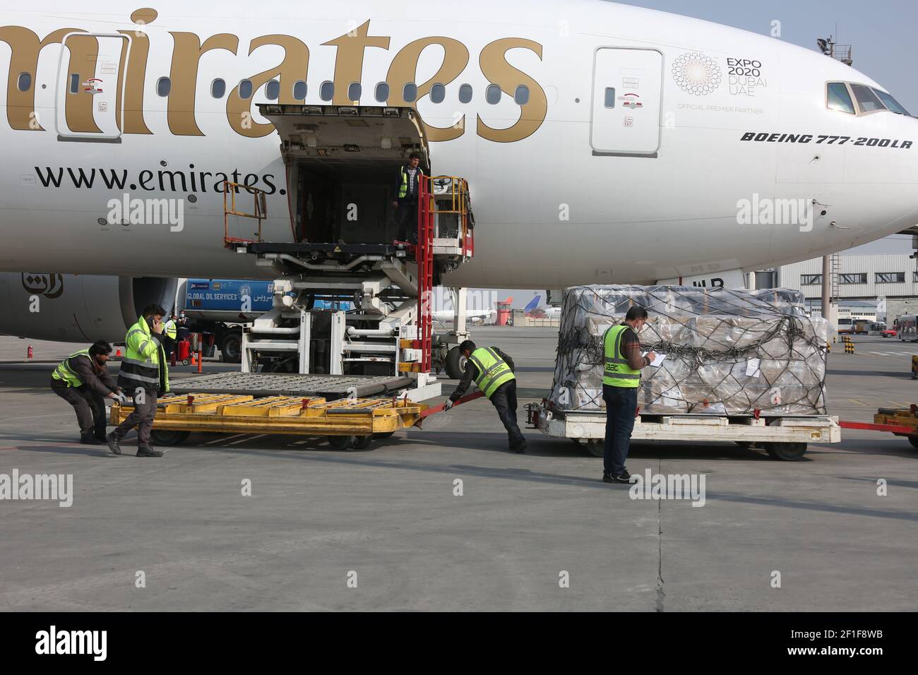 Kabul, Afganistán. 8th de marzo de 2021. Los trabajadores del aeropuerto descargan las vacunas COVID-19 de COVAX, un programa internacional diseñado para ayudar a los países de ingresos bajos y medianos a tener más acceso a las vacunas COVID-19, en el Aeropuerto Internacional Hamid Karzai en Kabul, capital de Afganistán, el 8 de marzo de 2021. Crédito: Sayed Mominzadah/Xinhua/Alamy Live News Foto de stock