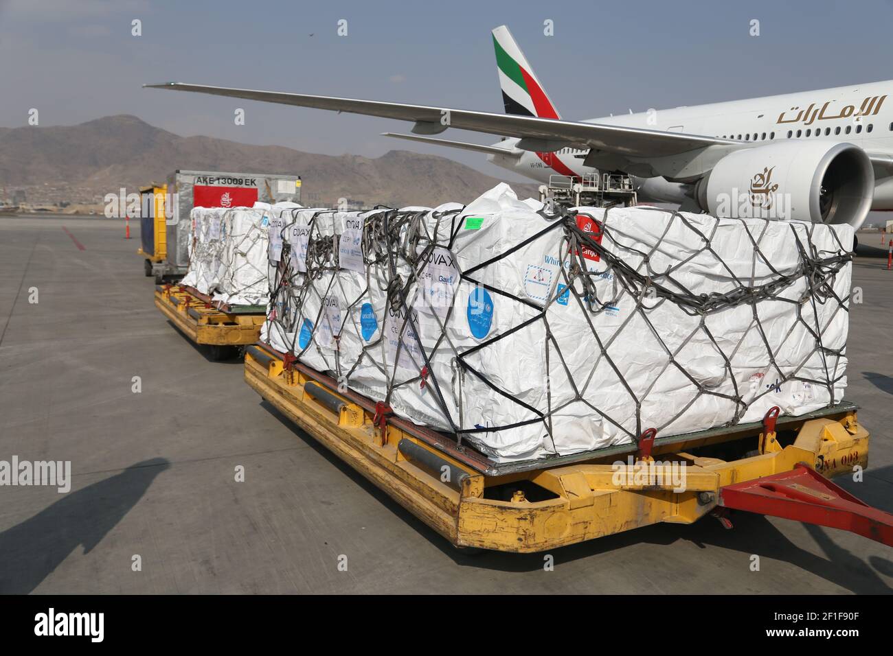 Kabul, Afganistán. 8th de marzo de 2021. La foto tomada el 8 de marzo de 2021 muestra las vacunas COVID-19 de COVAX, un programa internacional diseñado para ayudar a los países de ingresos bajos y medianos a tener más acceso a las vacunas COVID-19, llegando al Aeropuerto Internacional Hamid Karzai en Kabul, capital de Afganistán. Crédito: Sayed Mominzadah/Xinhua/Alamy Live News Foto de stock