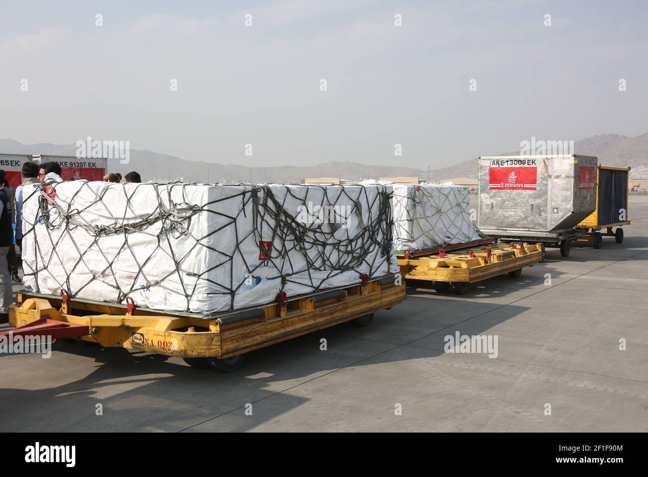 Kabul, Afganistán. 8th de marzo de 2021. La foto tomada el 8 de marzo de 2021 muestra las vacunas COVID-19 de COVAX, un programa internacional diseñado para ayudar a los países de ingresos bajos y medianos a tener más acceso a las vacunas COVID-19, llegando al Aeropuerto Internacional Hamid Karzai en Kabul, capital de Afganistán. Crédito: Sayed Mominzadah/Xinhua/Alamy Live News Foto de stock