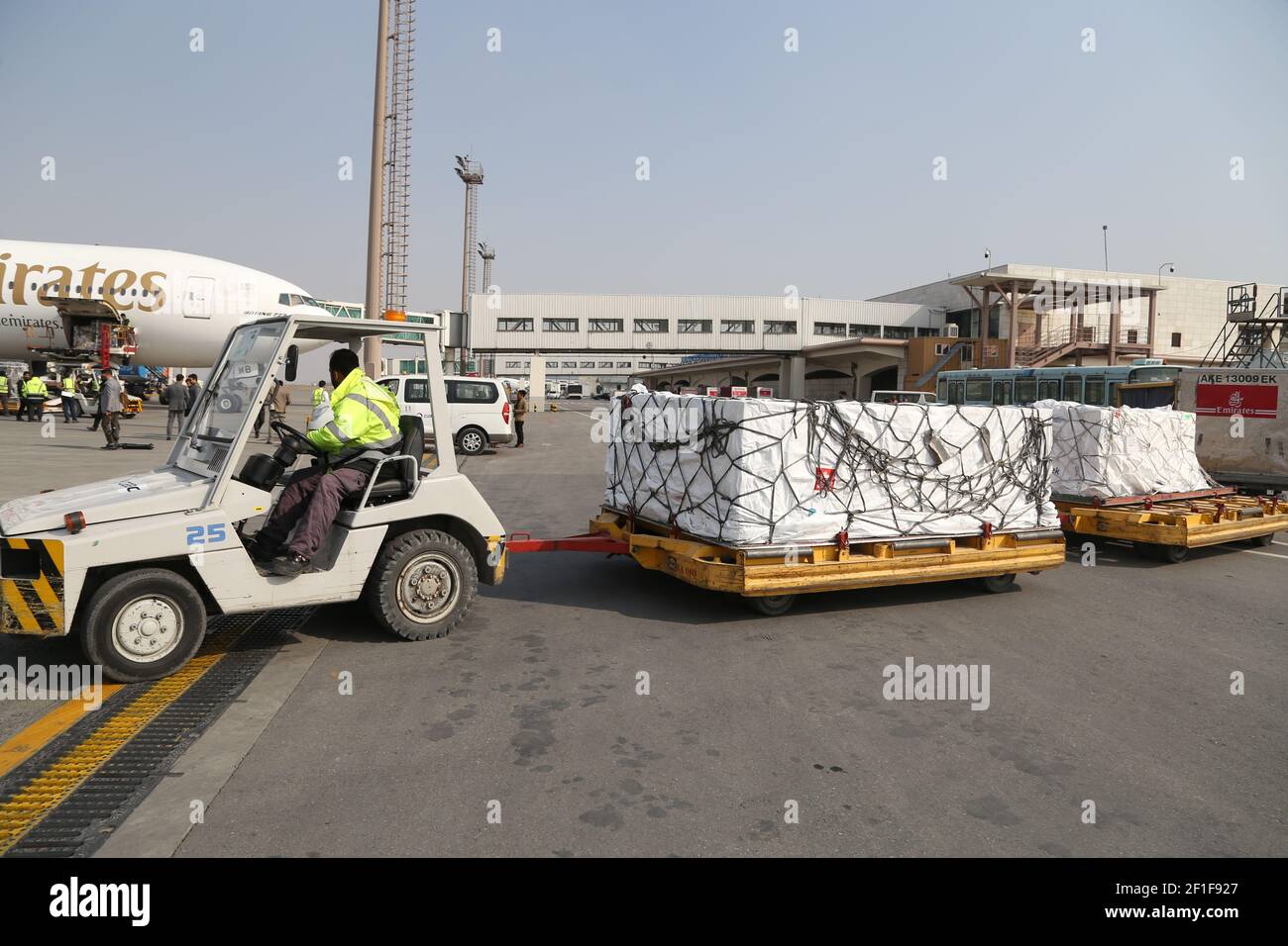 Kabul, Afganistán. 8th de marzo de 2021. Un trabajador del aeropuerto transporta vacunas COVID-19 desde COVAX, un programa internacional diseñado para ayudar a los países de ingresos bajos y medianos a tener más acceso a las vacunas COVID-19, en el Aeropuerto Internacional Hamid Karzai en Kabul, capital de Afganistán, el 8 de marzo de 2021. Crédito: Sayed Mominzadah/Xinhua/Alamy Live News Foto de stock