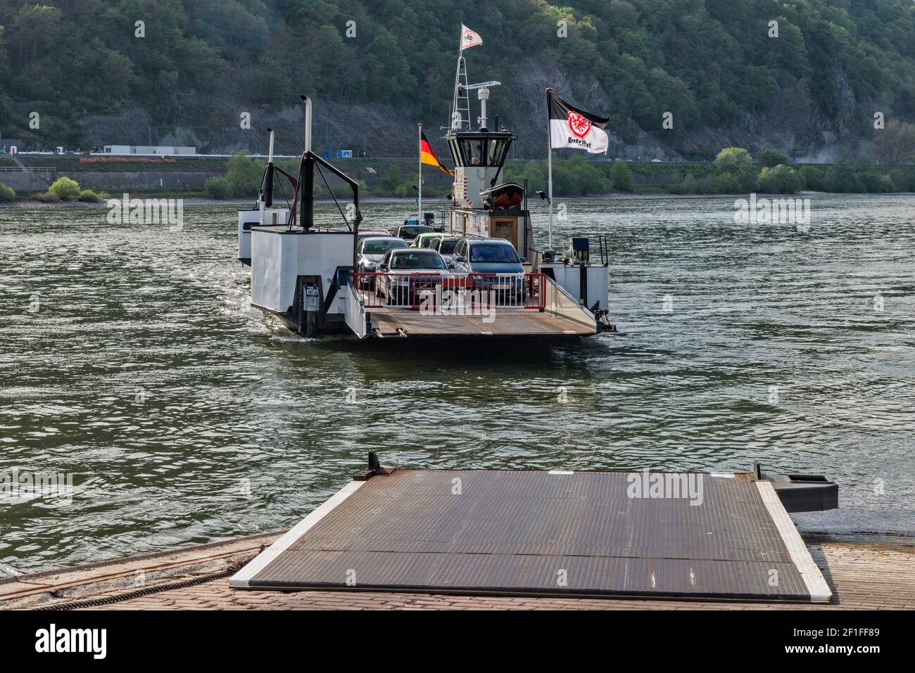 Engelsburg-Kaub Ferry cruzando el Rin, ciudad de Kaub, municipio de Loreley, Alto Valle del Rin Medio, Renania-Palatinado, Alemania Foto de stock