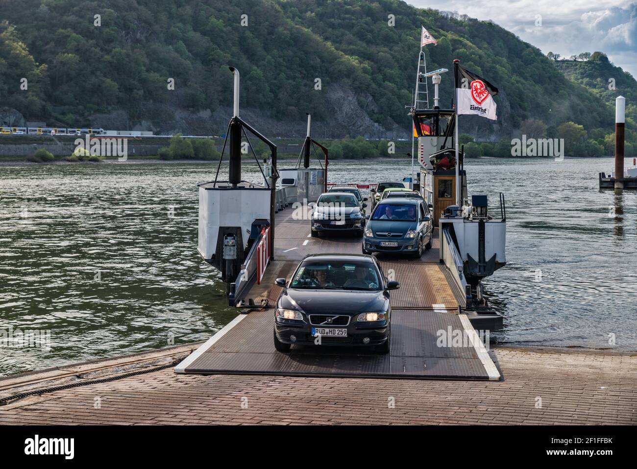 Engelsburg-Kaub Ferry cruzando el Rin, ciudad de Kaub, municipio de Loreley, Alto Valle del Rin Medio, Renania-Palatinado, Alemania Foto de stock