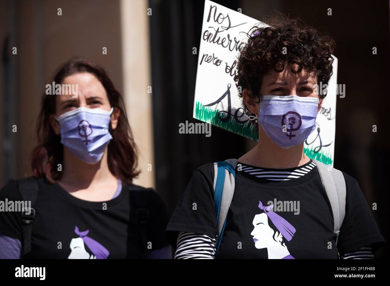 Las principales organizaciones de mujeres organizaron varias protestas e  iniciativas en España para conmemorar el día Internacional de la Mujer, con  máscaras faciales y símbolos feministas vistos durante una protesta  feminista por