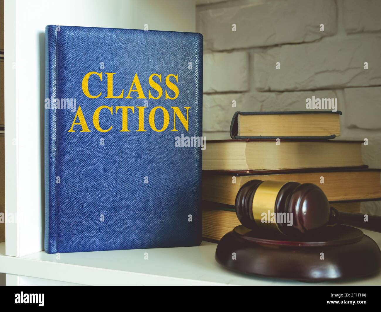 Libro sobre la demanda de acción de clase en la estantería. Foto de stock