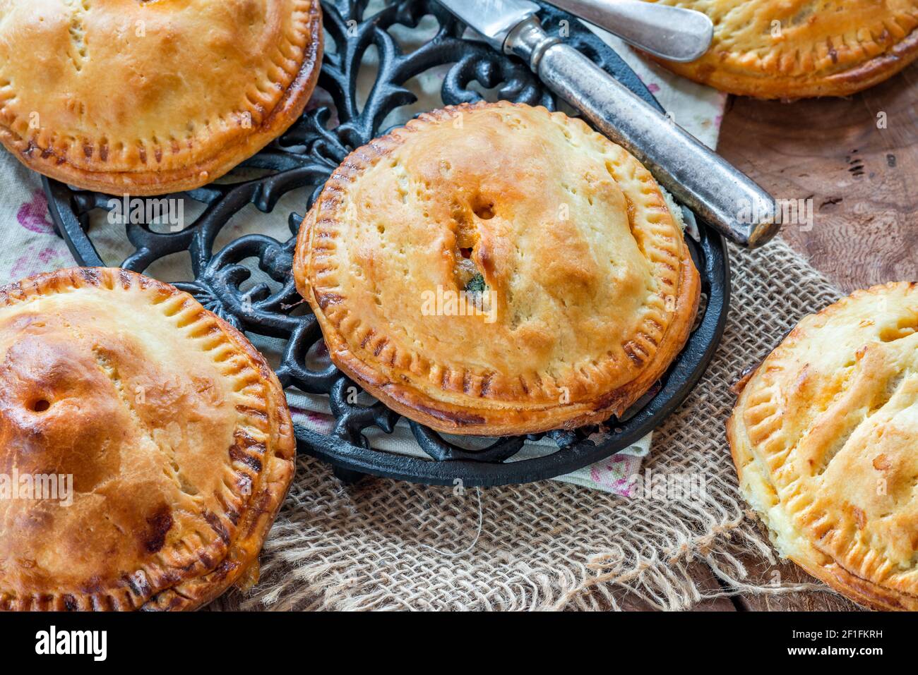 Pasteles relleno de carne y pollo fotografías e imágenes de alta