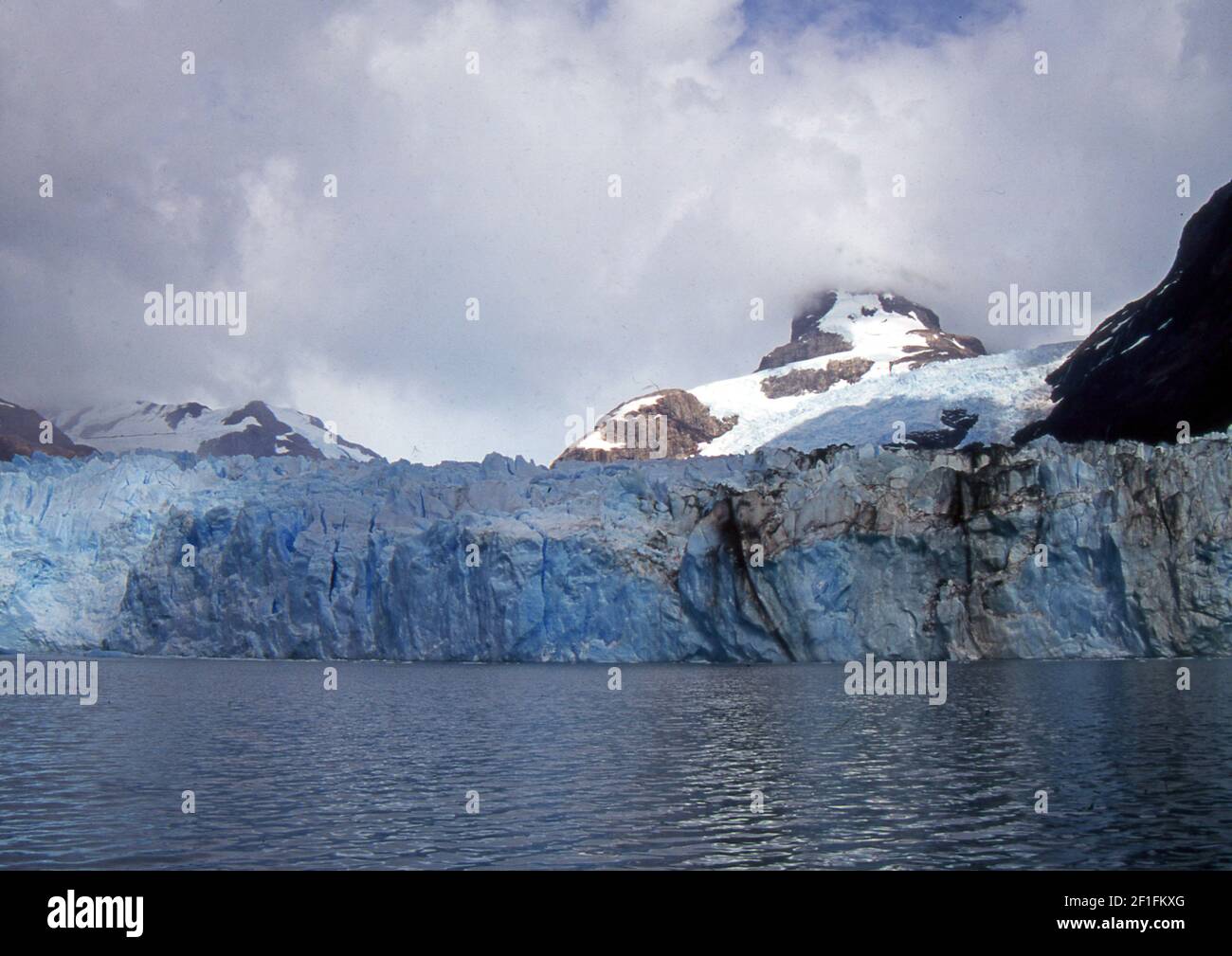 Patagonia Argentina, Provincia de Santa Cruz. Glaciar Perito Moreno (escaneado a partir de un portaobjetos de color) Foto de stock