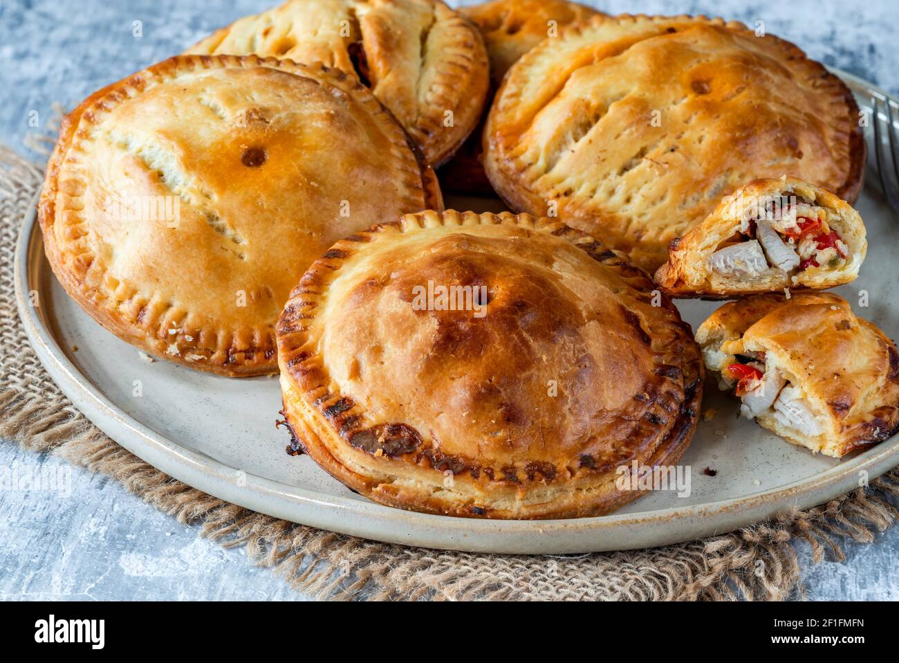 Pasteles relleno de carne y pollo fotografías e imágenes de alta