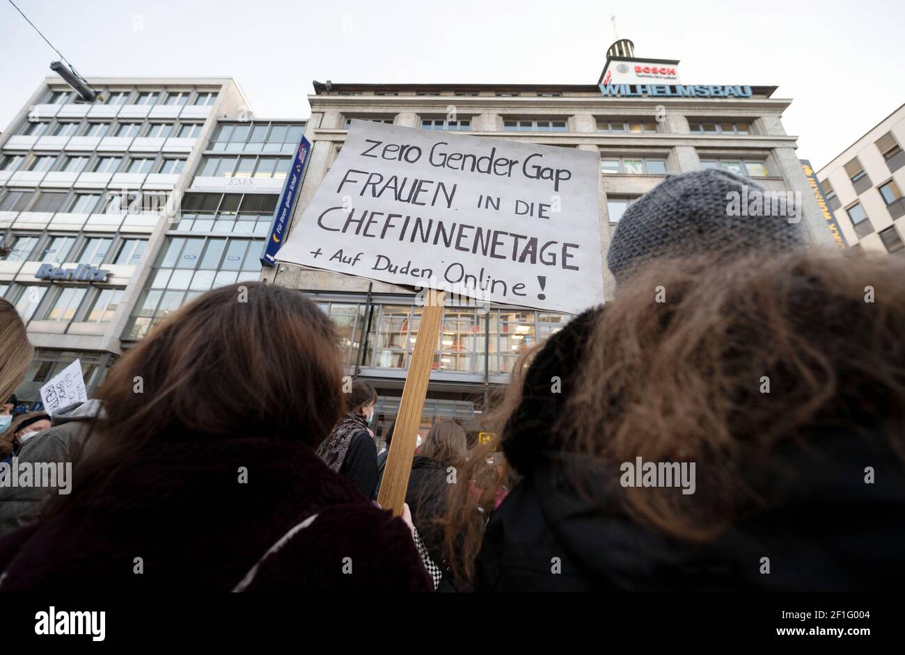 Stuttgart, Alemania. 08th de marzo de 2021. Una participante en una  manifestación para el día Internacional de la Mujer lleva un cartel con la  inscripción 'brecha cero de género - mujeres al
