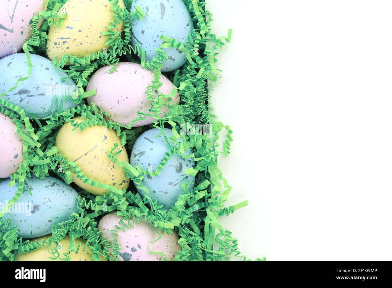 Colección de coloridos huevos de Pascua de fondo con espacios en blanco. Foto de stock
