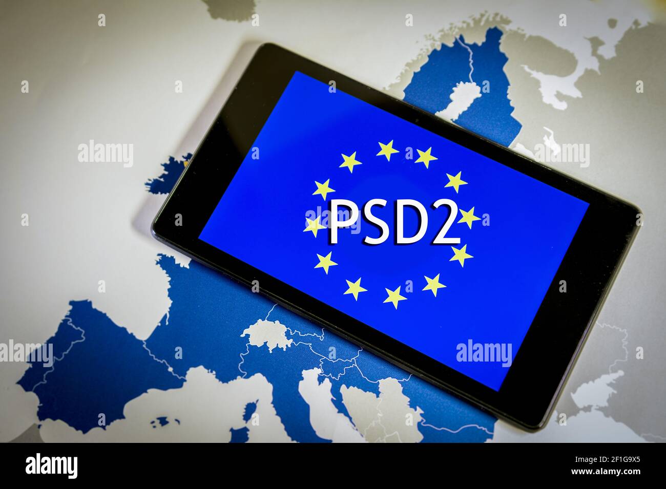 Directiva de servicios de pago 2,smartphone, bandera de la UE y mapa. Foto de stock
