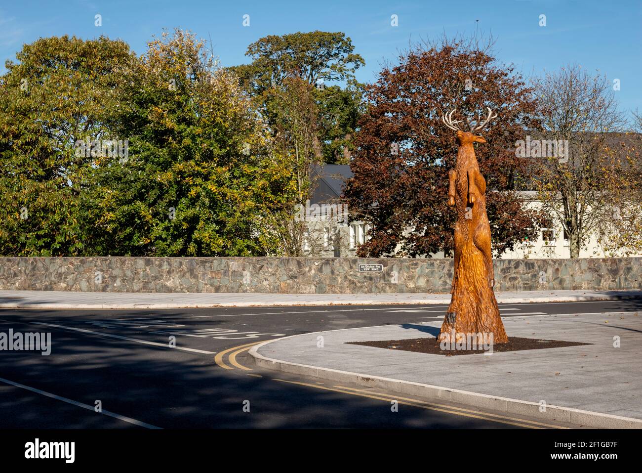 Tallado de madera de ciervo. Escultura de un ciervo rojo saltando al aire, tallado totalmente de un árbol muy antiguo existente en Killarney, Condado de Kerry, Irlanda. Foto de stock