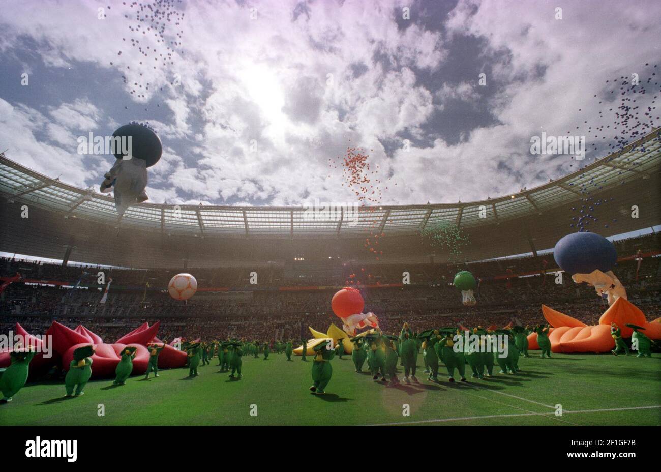 La ceremonia de apertura de la Copa del Mundo antes del 1998 de junio El partido Escocia contra Brasil en el Stade de France En París Foto de stock