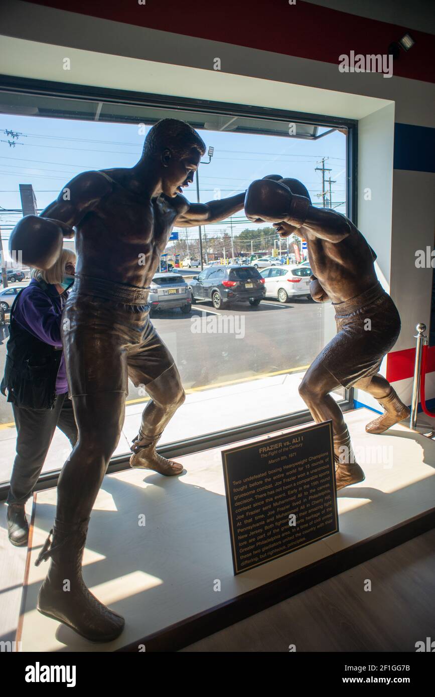 Feasterville, Estados Unidos. 08th de marzo de 2021. Desde la izquierda, un  bronce de Muhammad Ali y Joe Frazier está en exhibición como amigos y la  familia del ex Campeón Mundial de