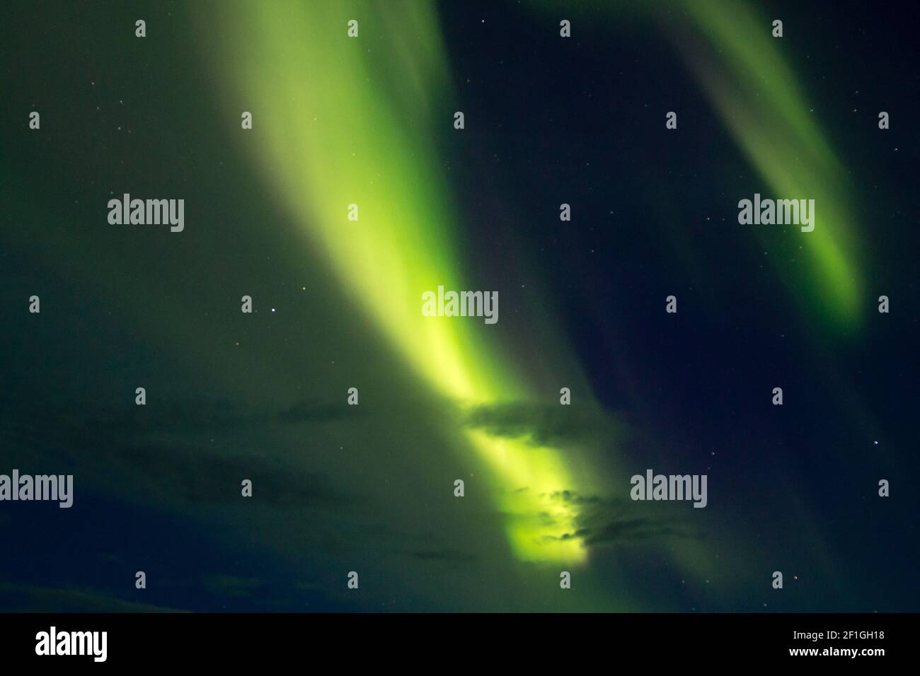 Vista detalle de las luces del norte de Islandia. Aurora Borealis. Aurora verde Foto de stock