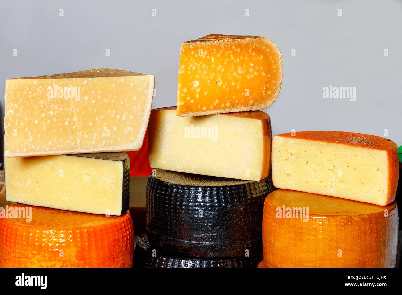 Varias variedades de queso duro casero cabezas en el mostrador del mercado,  espacio de copia Fotografía de stock - Alamy
