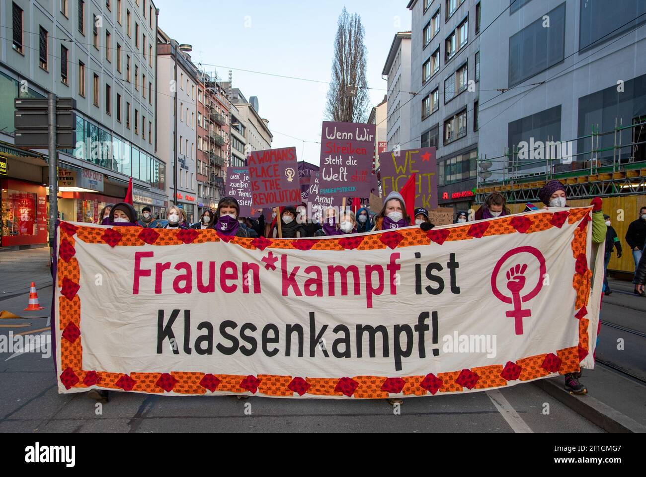 Zum Frauenkampftag haben sich am 8. März 2021 bis zu Tausend Menschen in München versammelt, um gegen Sexismus, Femizide und für gleiche Bezahlung bei gleichwertiger Arbeit zu demonstrieren. * el 8 2021 de marzo, el día internacional de la mujer, hasta mil personas se unieron a una manifestación en Munich, Alemania para protestar contra el sexismo, los femicidios y la igualdad de pago por igual trabajo. (Foto de Alexander Pohl/Sipa USA) crédito: SIPA USA/Alamy Live News Foto de stock