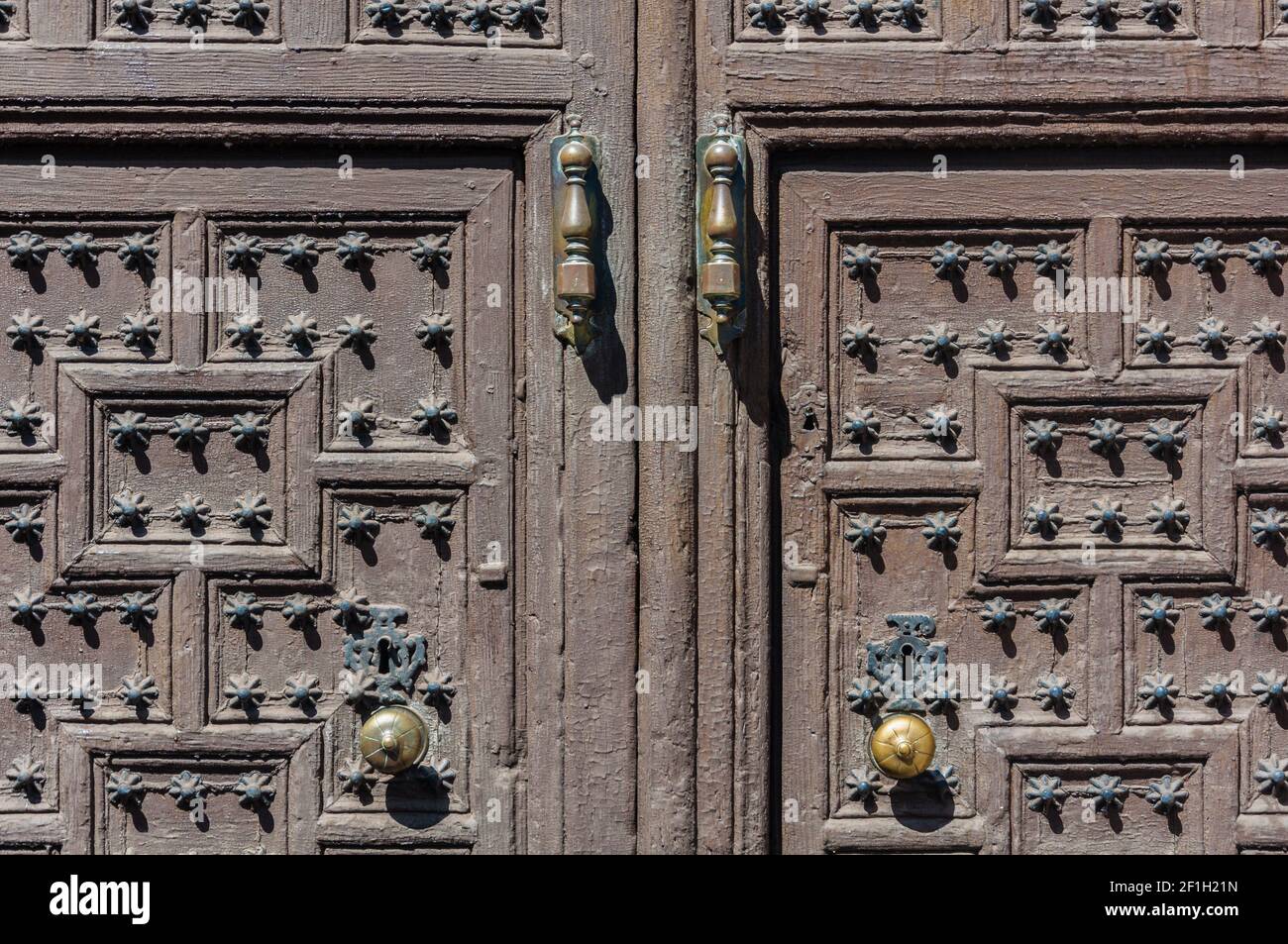 Puertas rústicas de madera con perillas y manijas de hierro en la entrada  de un antiguo palacio en Almagro, España Fotografía de stock - Alamy