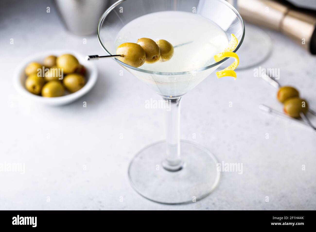 Martini clásico de gota de limón Foto de stock