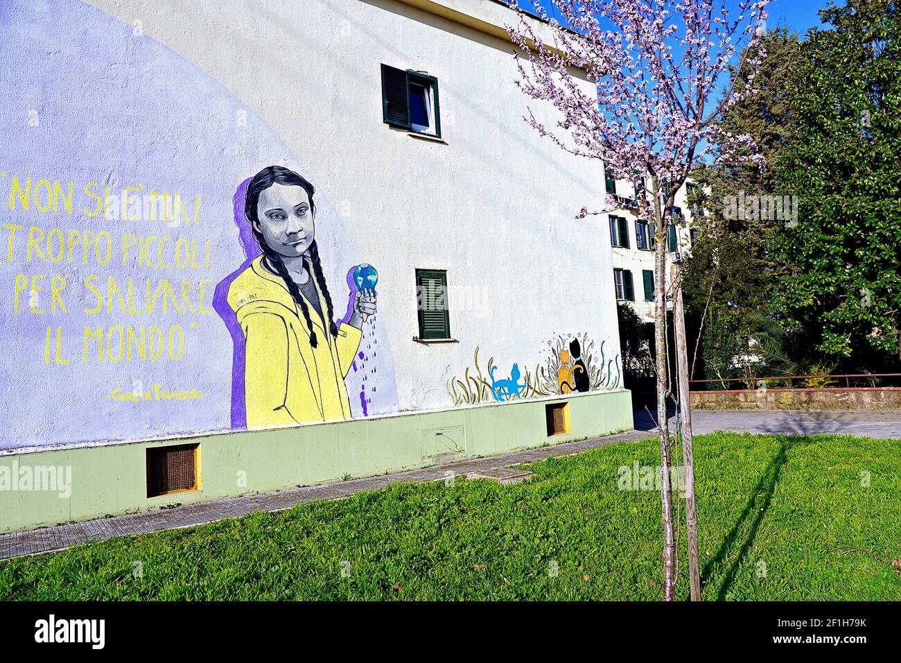 Greta Thunberg, joven activista por el cambio climático, mural en la pared de una casa en el distrito de Trullo. Roma, Italia, Europa, UE Foto de stock