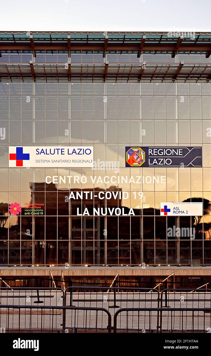Covid 19, campaña de vacunación contra el coronavirus. Centro de vacunación en el Centro de Convenciones EUR 'la Nuvola' del arquitecto Massimiliano Fuksas. Roma, Italia, Europa Foto de stock