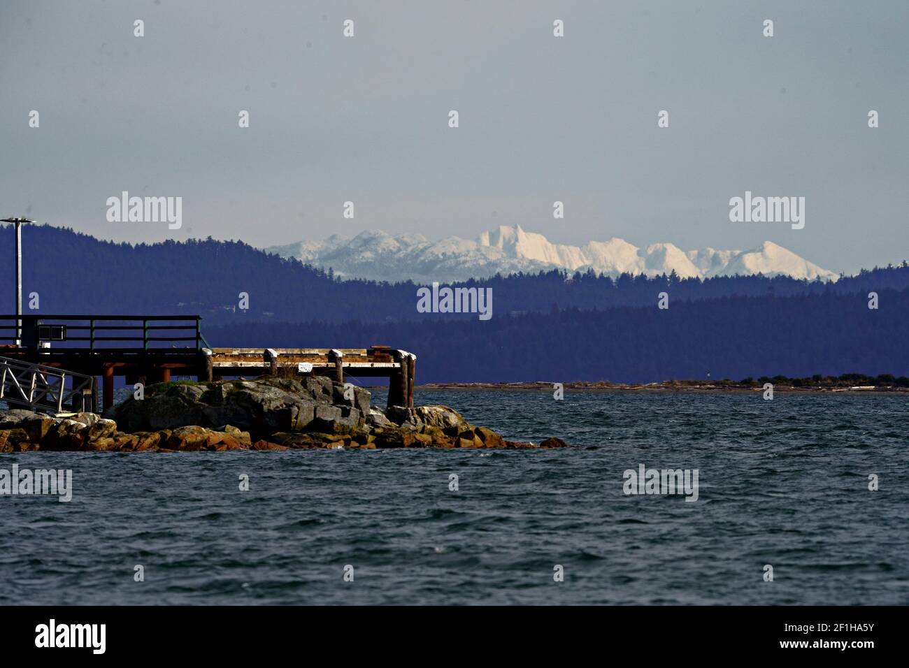 Muelle con islas y montañas en el fondo Foto de stock