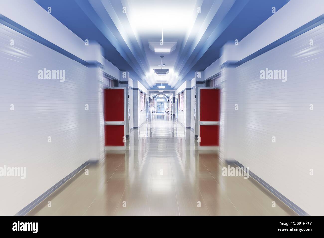 Emergencias, pasillo blanco del hospital, espacio limpio e higiénico, movimiento desenfocado, Foto de stock