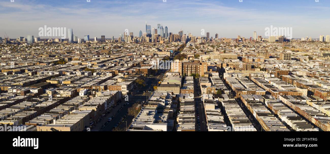 Vista panorámica larga Densos barrios urbanos línea del cielo Filadelfia Pensilvania Foto de stock